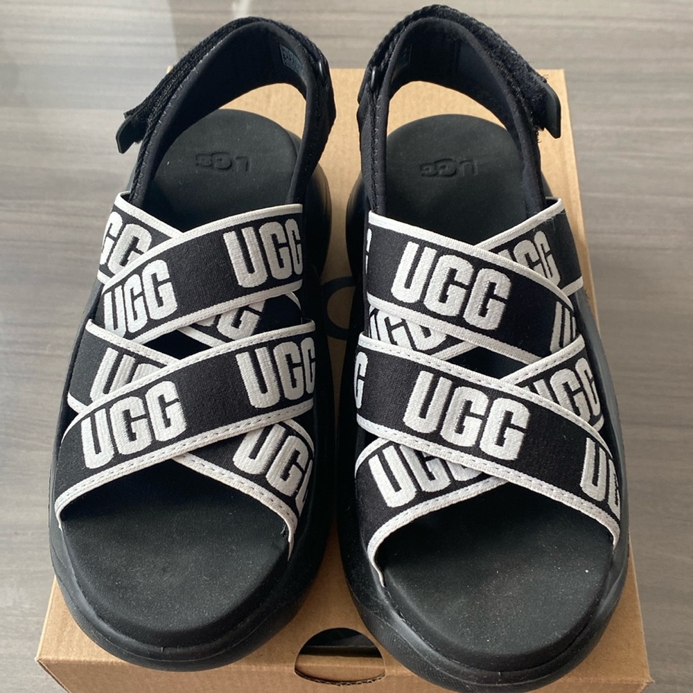 Ugg sandal 6 NWT in box